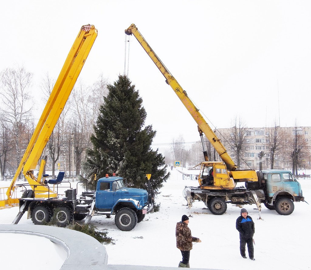 В Пучеже устанавливают елку | 13.12.2023 | Новости Пучежа - БезФормата